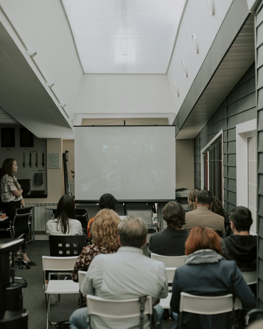 Une salle de réunion tournée vers un écran projeté